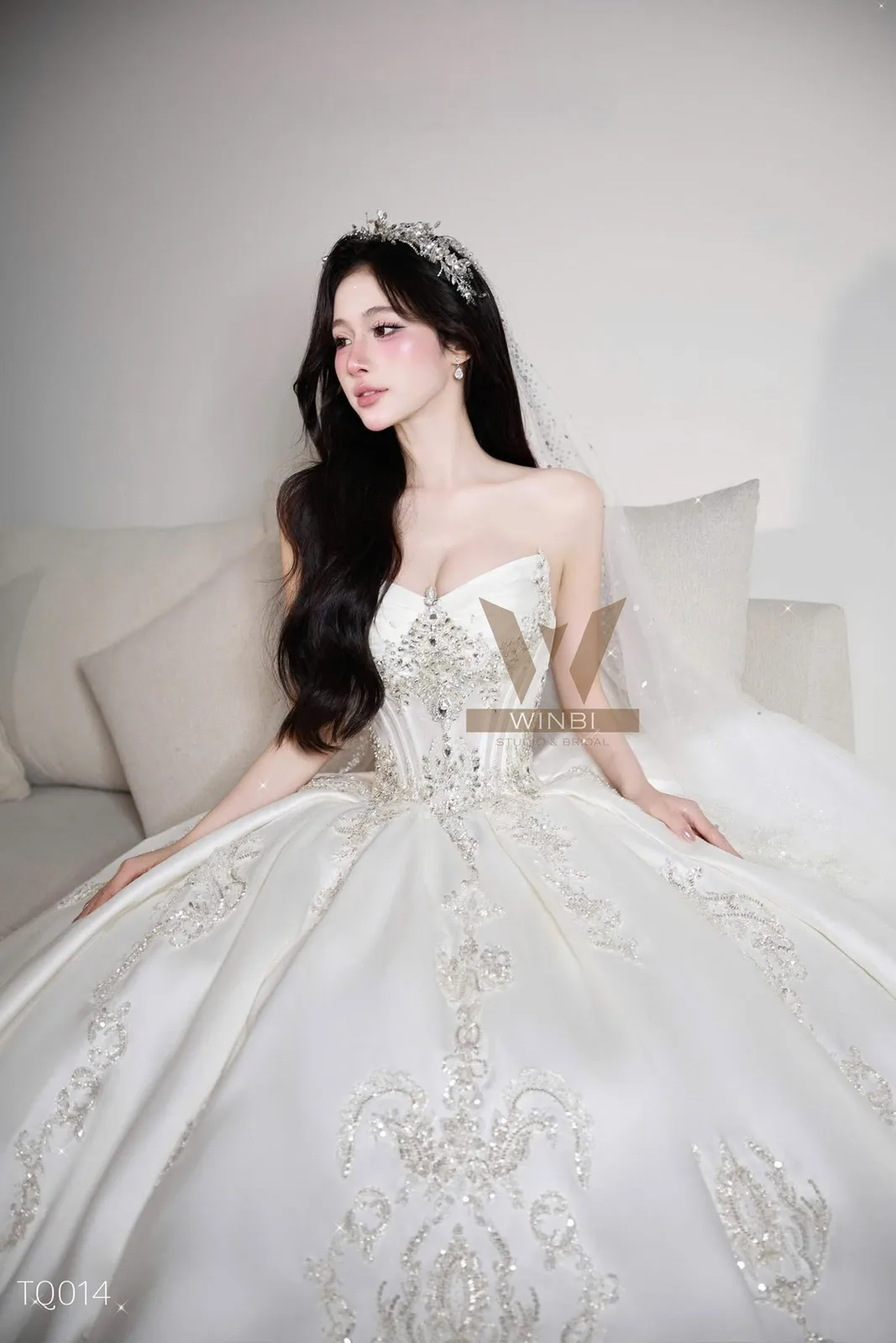 Không gian studio cưới và đội ngũ nhiếp ảnh, trang điểm